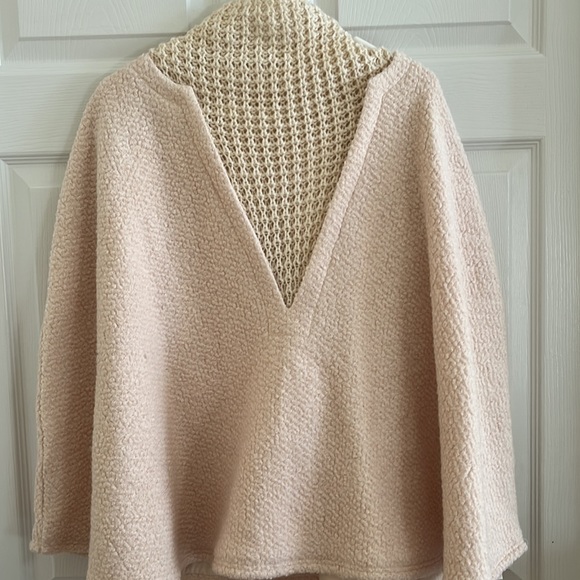 Beautiful cream poncho - Picture 2 of 2